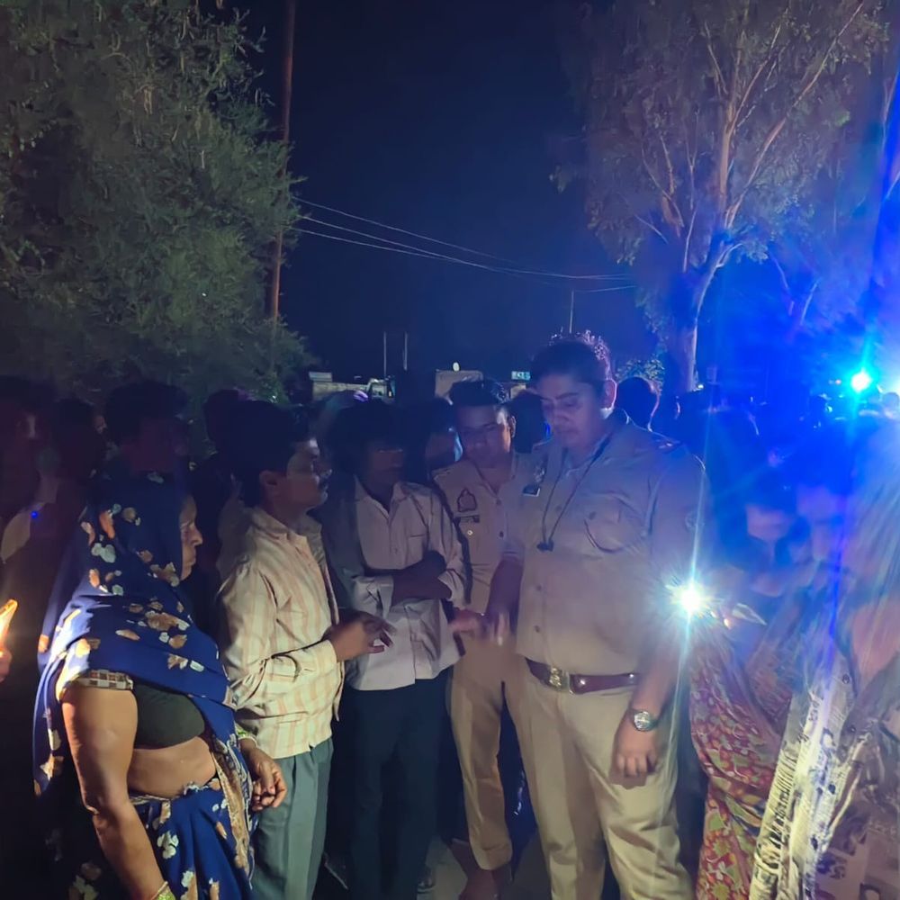 ओवरटेक कर रही DCM ने बाइक सवार को कुचला मौत:घाटमपुर में तीन बच्चों के सिर से उठा पिता का साया, ड्यूटी से घर लौट रहा था युवक