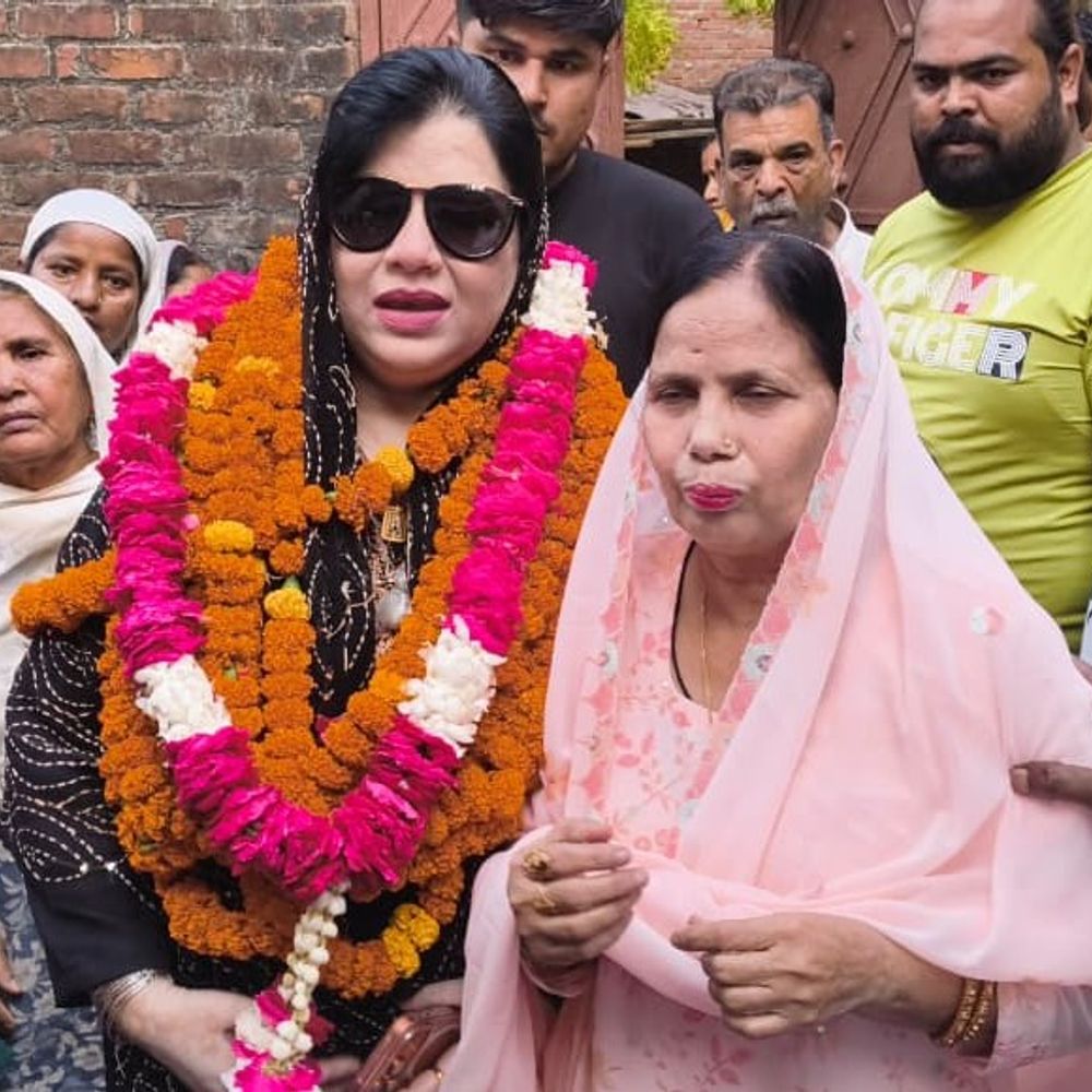 बदायूं में चेयरमैन ने सड़क का उद्घाटन किया:14 लाख से अधिक लागत से बनी इंटरलॉकिंग सड़क