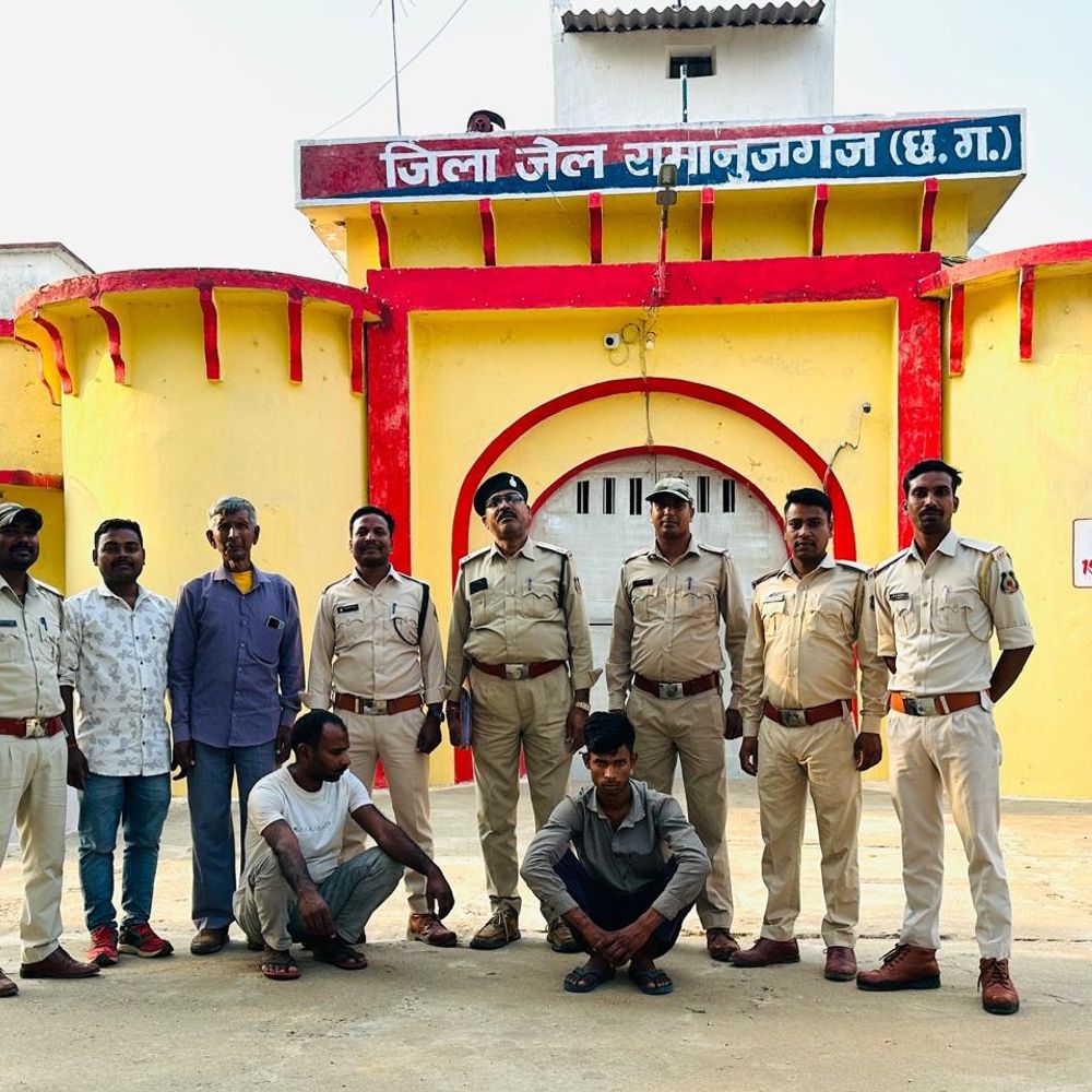 बलरामपुर में अवैध लकड़ी परिवहन पर कार्रवाई:वन विभाग ने पिकअप वाहन से 8 लट्ठे साल की लकड़ी पकड़ी, 2 आरोपी गिरफ्तार