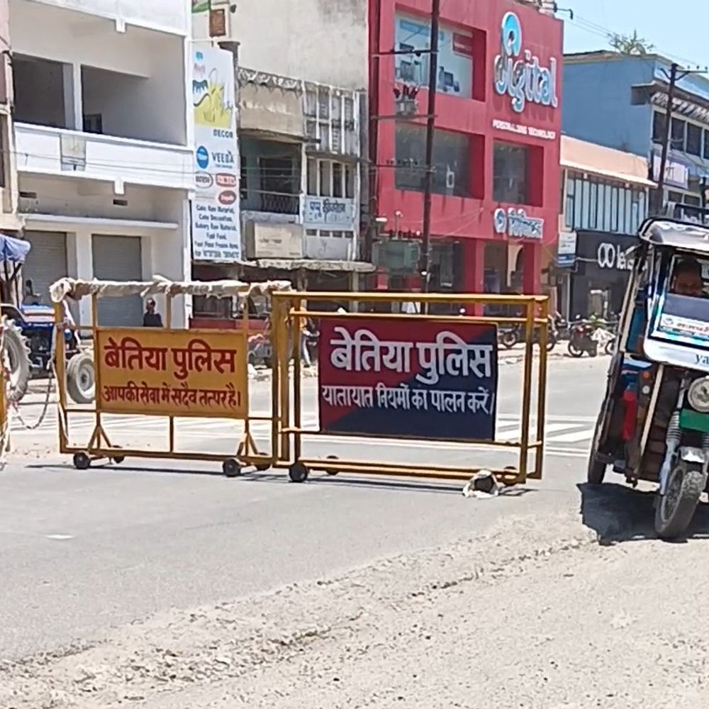 लोगों ने डिवाइडर को काटकर बनाया टर्निंग प्वाइंट:बेतिया में राहगीरों-वाहन चालकों के लिए बढ़ा खतरा, प्रशासन से समय रहते कार्रवाई की मांग