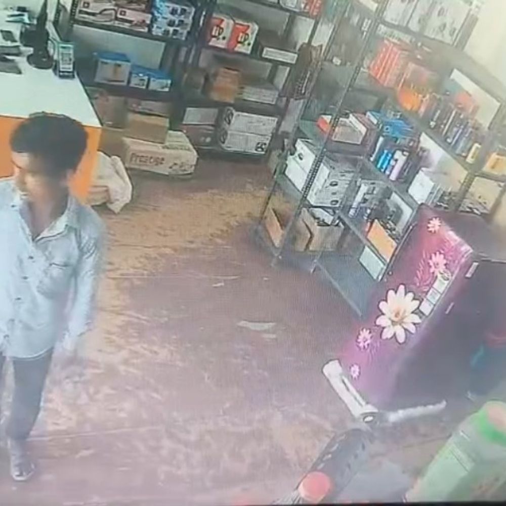 रजौली मॉल से रिटायर्ड आर्मी ऑफिसर का बैग चोरी:नवादा में CCTV फुटेज में दिखा चोर, छुट्टी पर गांव आए थे; खरीदारी के समय वारदात