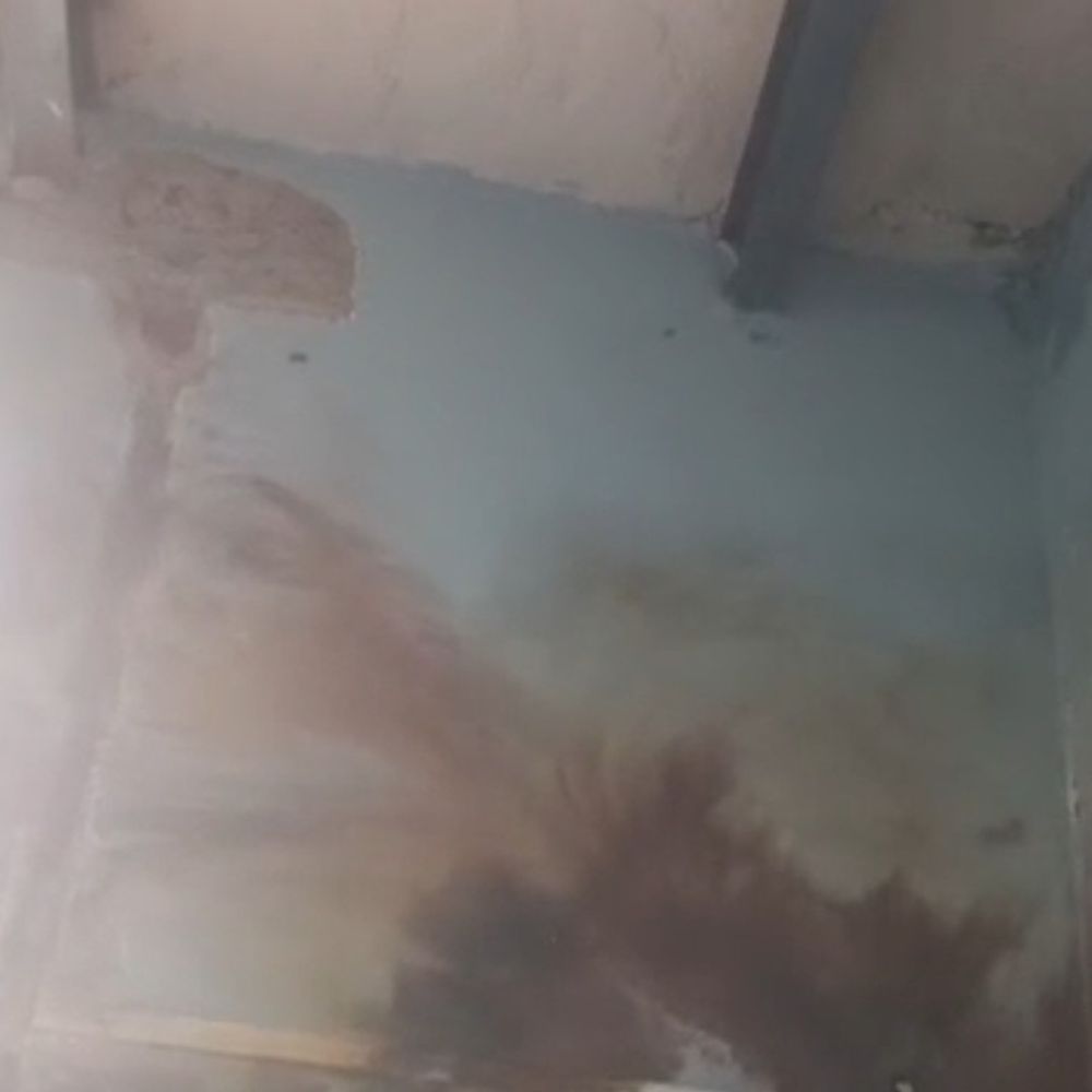 हाथरस में आंधी-बारिश और आकाशीय बिजली से नुकसान:मकान की छत में दरारें, बिजली के उपकरण जले, कई पेड़ उखड़े