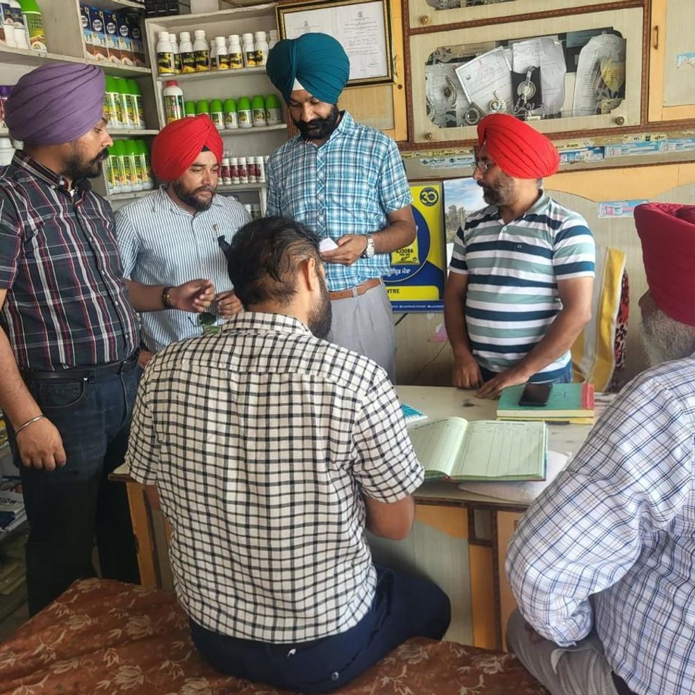 कपूरथला में यूरिया खाद की कालाबाजारी पर सख्ती:नियम उल्लंघन पर दो कोऑपरेटिव सोसाइटियों को नोटिस, DC ने जांच तेज की