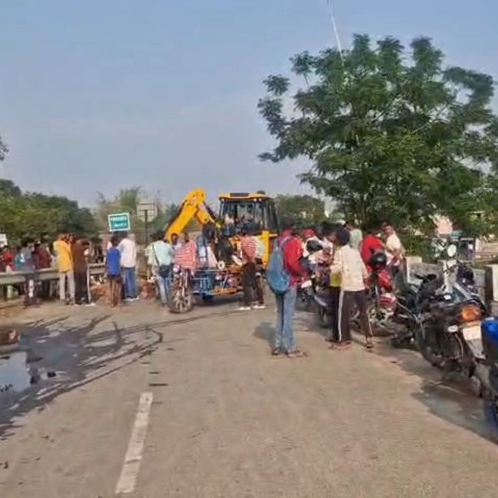 ‘पुल से सभी प्रकार के वाहनों का परिचालन बंद’-प्रशासन:जमुई में नरियाना-मांगोबंदर पर आवाजाही ठप, जर्जर स्थिति के कारण प्रतिबंध