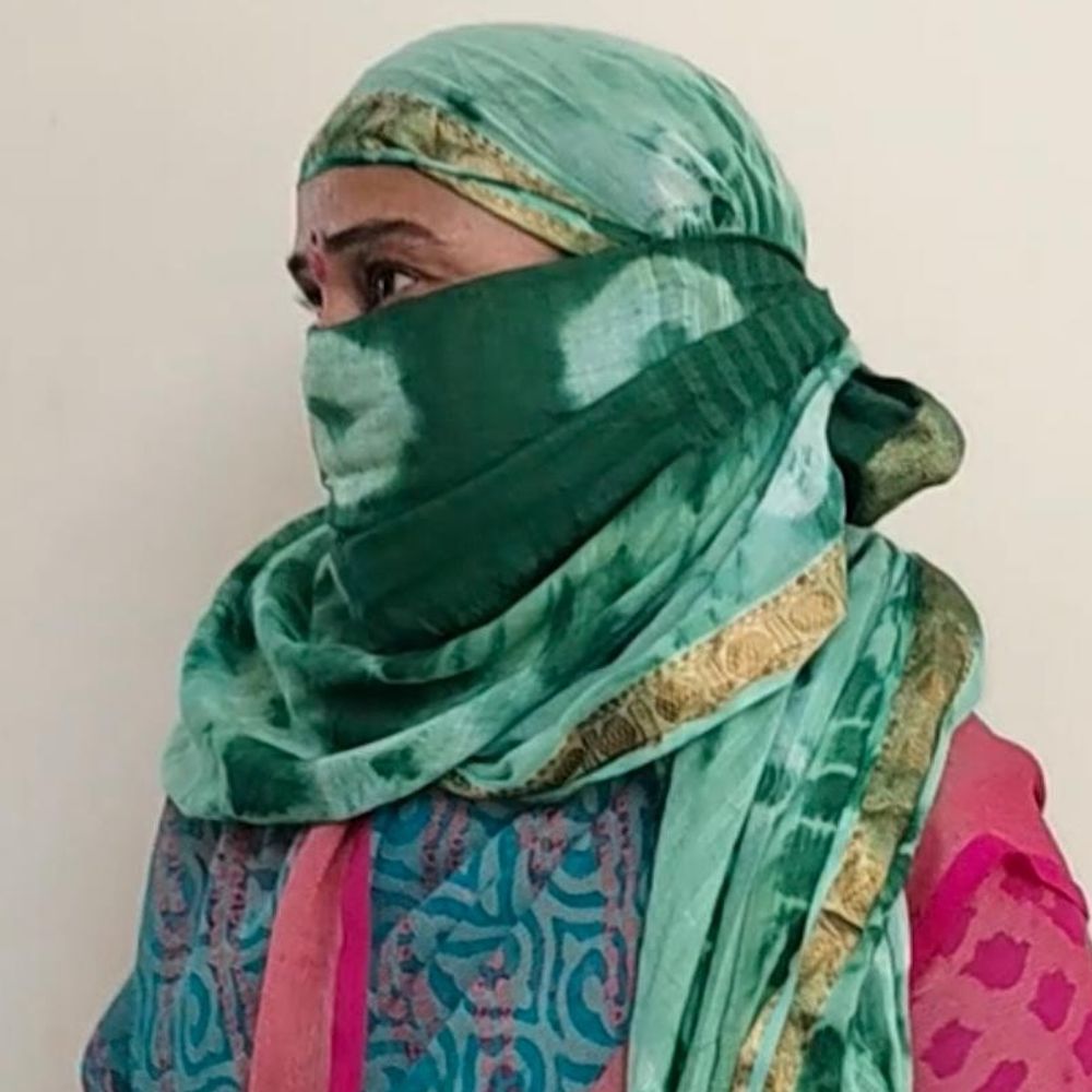 महिला ने पति-जेठानी पर लगाए अवैध संबंधों के आरोप:बोली- विरोध करने पर मिली प्रताड़ना; ग्वालियर एसपी ऑफिस में की शिकायत