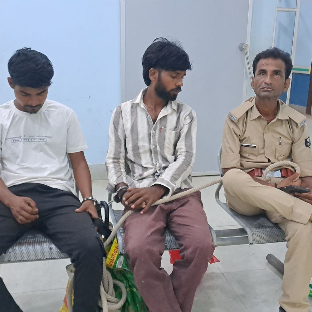 गोपालगंज में युवती से रेप:बाउंड्री फांदकर घर में घुसे दो युवक, वारदात का वीडियो बनाया; मां-भाई बहन के घर, पिता विदेश में