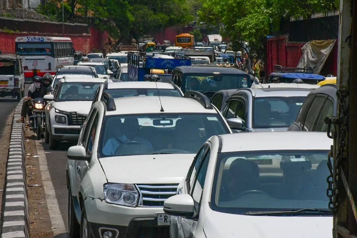 वीआईपी मूवमेंट से जाम, धूप में जनता परेशान, देखें तस्वीरें