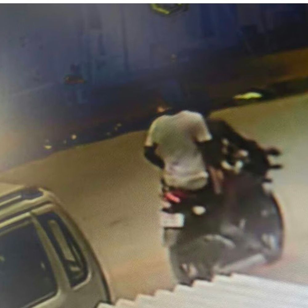 बांका में महिला से दिनदहाड़े चेन छीनने का प्रयास:मंदिर से घर लौट रही थीं, लुटेरे CCTV में कैद; जांच शुरू