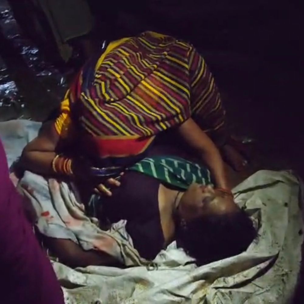 आंधी-तूफान से पेड़ गिरा, महिला की मौत:शहडोल के हाट बाजार में हादसा, दो घायल; कई घरों के छप्पर उड़े