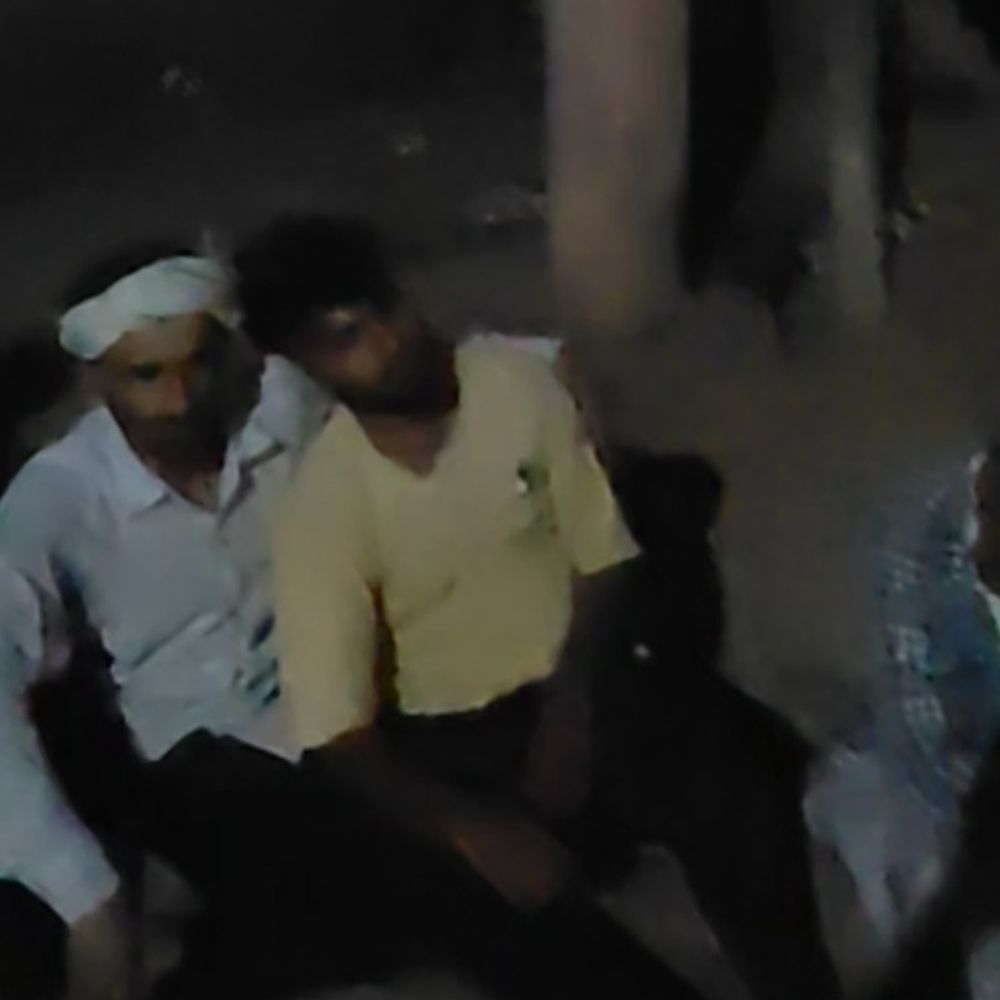 हाथरस में बिजली पोल से गिरकर कर्मचारी की मौत:करंट लगने से हुई घटना, एक कर्मी की भी बिगड़ी तबीयत