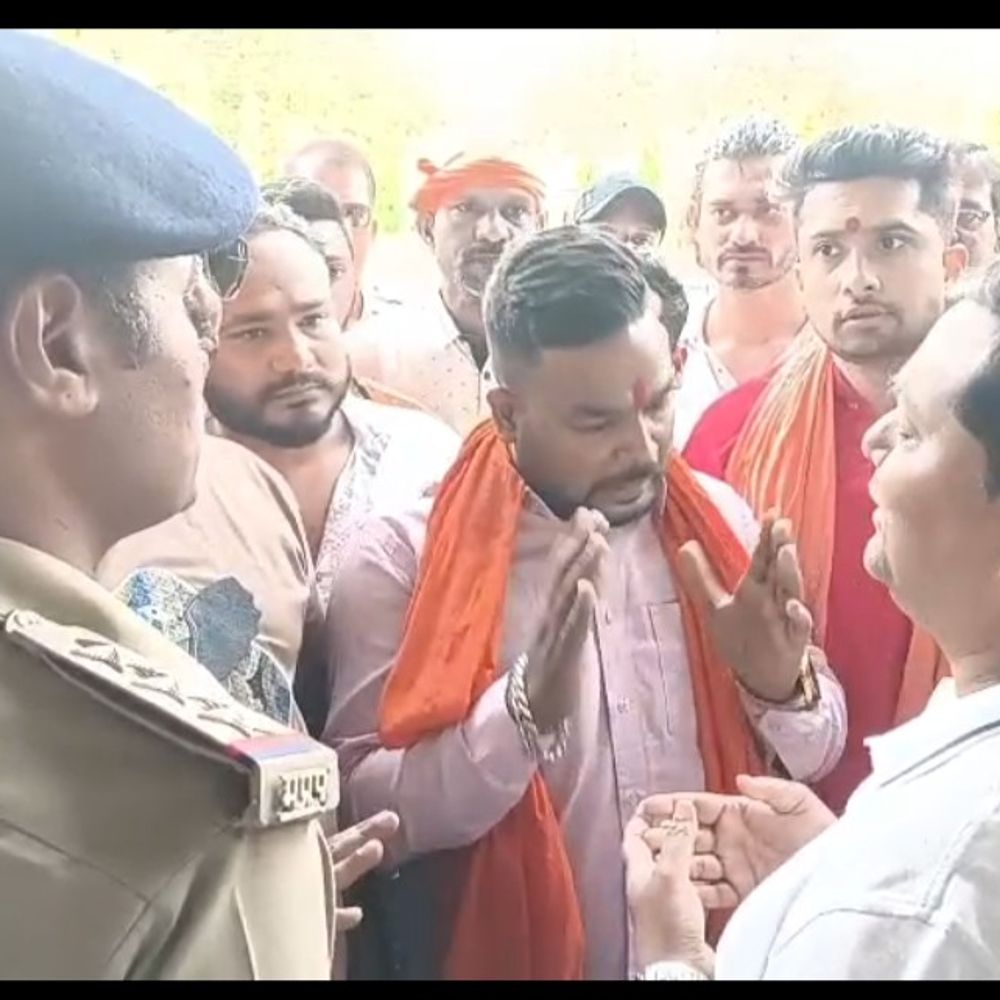 जबलपुर में पैंटालूंस कर्मचारी को तिलक-कलावा हटाने को कहा:कंपनी पॉलिसी बताकर धार्मिक प्रतीकों पर रोक का आरोप, हिंदू संगठनों ने किया विरोध प्रदर्शन