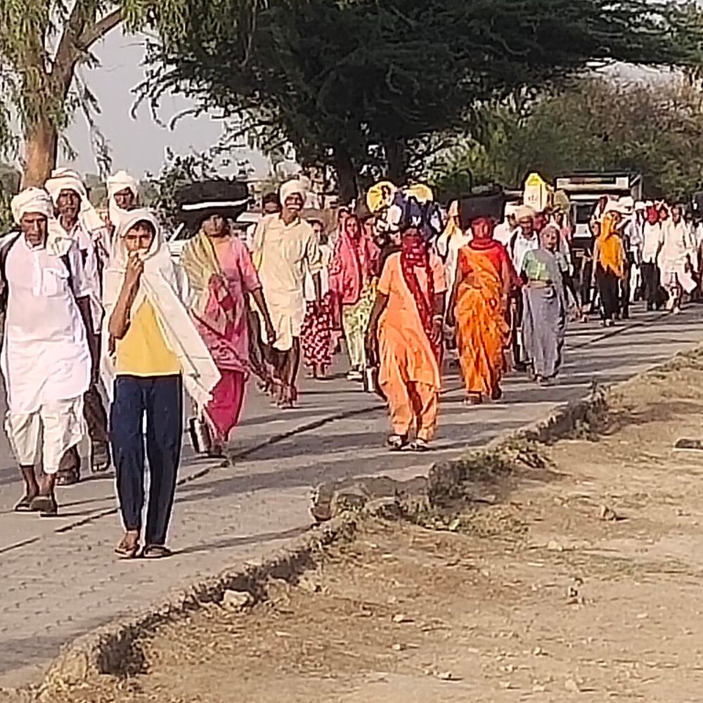 ब्रज चौरासी कोस परिक्रमा में उमड़ी श्रद्धालुओं की भीड़:45 डिग्री तापमान के बावजूद उत्साह से जारी, मिल रही सुविधाएं