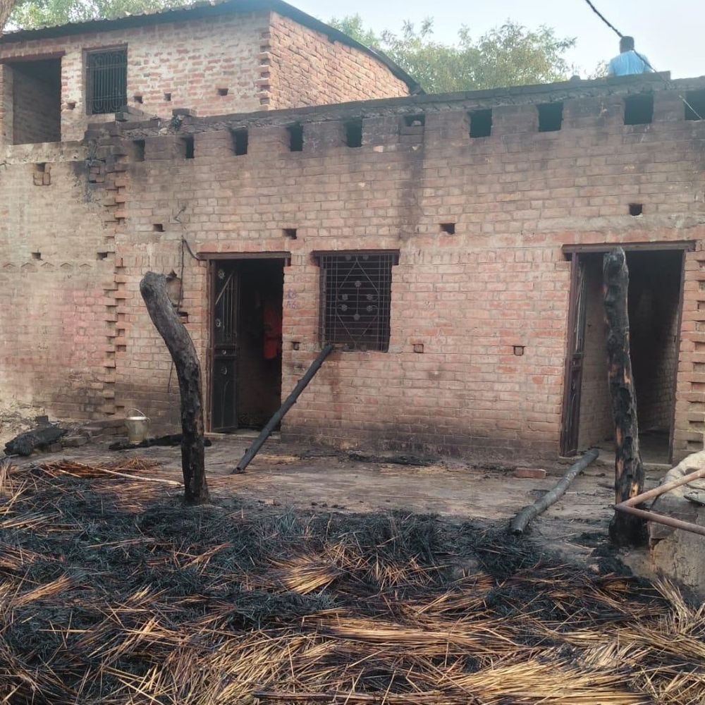 कौशांबी में आग लगी, 7 घर और एक भैंस जली:10 लोगों की गृहस्थी राख; एसडीएम ने आपदा राहत कोष से मदद का आश्वासन दिया