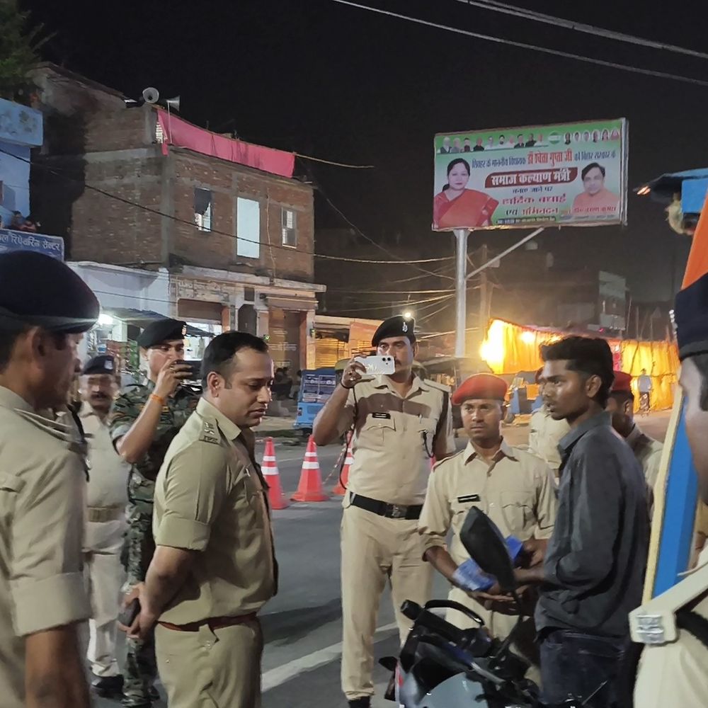 SP बोले -‘पुलिस अधिकारी सतर्कता और सख्ती से ड्यूटी करें’:शिवहर में टू-फोर व्हीलर की तलाशी,ड्राइविंग लाइसेंस- हेलमेट की चेकिंग