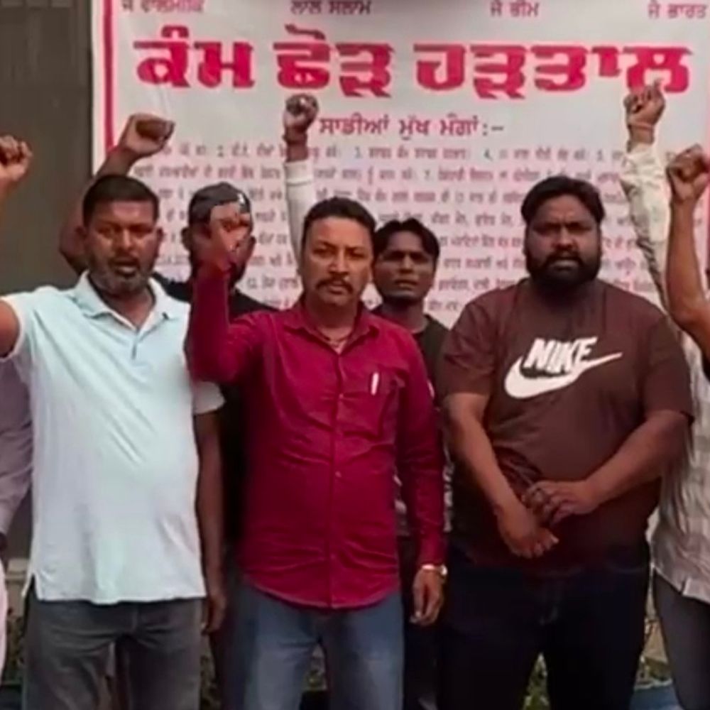 बरनाला में निगम कर्मचारियों की अनिश्चितकालीन हड़ताल:कच्चे कर्मचारियों को पक्का करने की मांग; कूड़ा न उठने से आम जनता परेशान