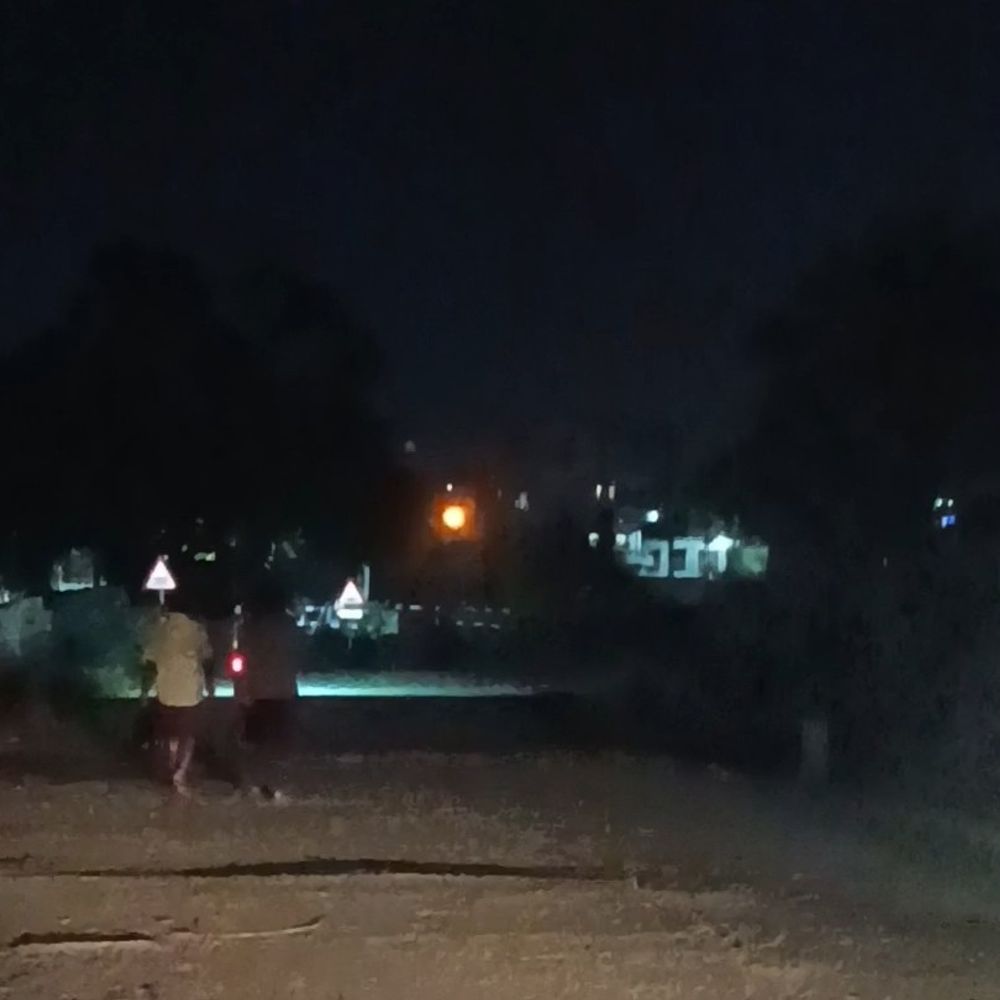 बेतिया रेलवे गुमटी पर अंधेरा होने से राहगीर परेशान:रात में वहां से गुजरने से डरते है बच्चे, प्रशासन से स्ट्रीट लाइट लगवाने की मांग