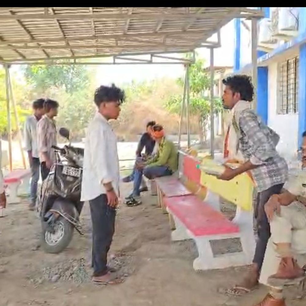 बैतूल में तीन दोस्त बाइक से गिरे:एक की मौत; दो घायल, बहन का इलाज कर लौट रहे थे
