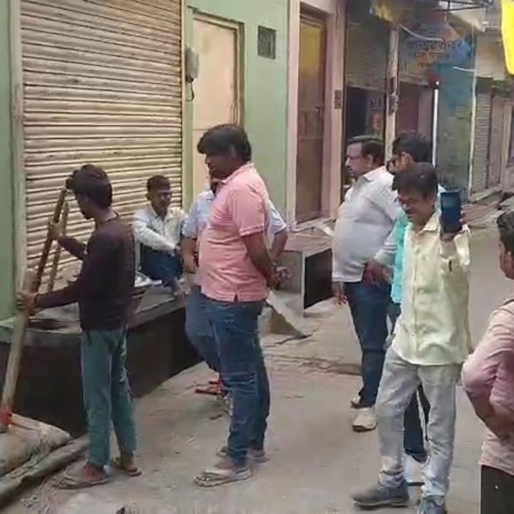 फर्रुखाबाद में बनी सड़क उखाड़ने पर विरोध:विकास मंच जिलाध्यक्ष ने काम रुकवाया, ईओ बोले- मामले की नहीं है जानकारी