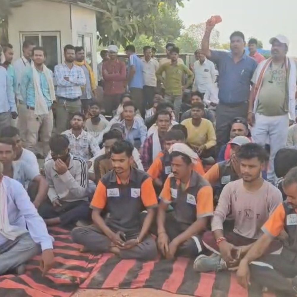 सफाई कर्मचारियों की हड़ताल, दो माह से वेतन रुका:फिरोजाबाद में त्योहारों से पहले आर्थिक संकट गहराया, डोर-टू-डोर कूड़ा कलेक्शन प्रभावित