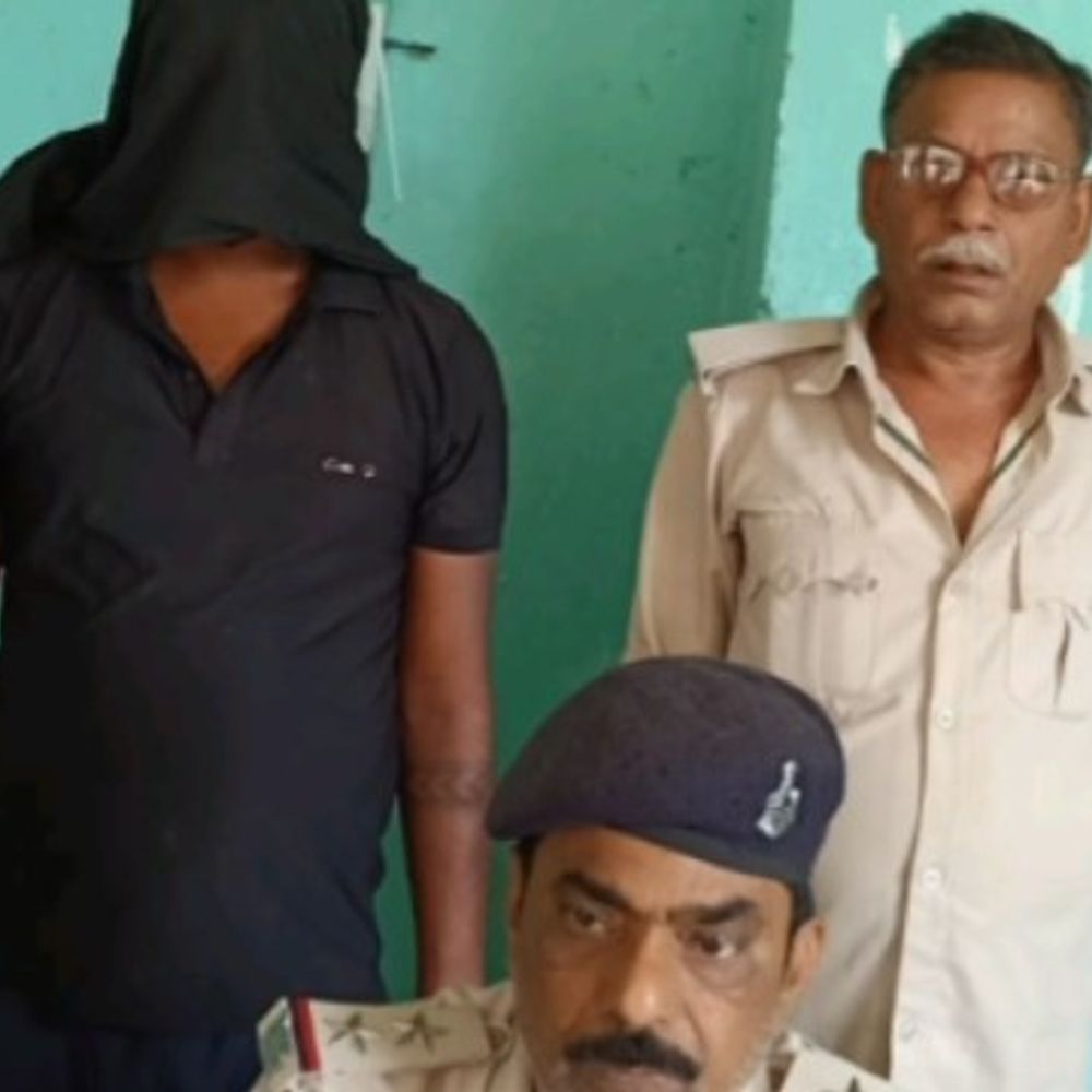 आर्म्स एक्ट में फरार आरोपी गिरफ्तार:पुलिस ने खैरा गांव में छापेमारी कर पकड़ा, कई मामलों में वंछित था