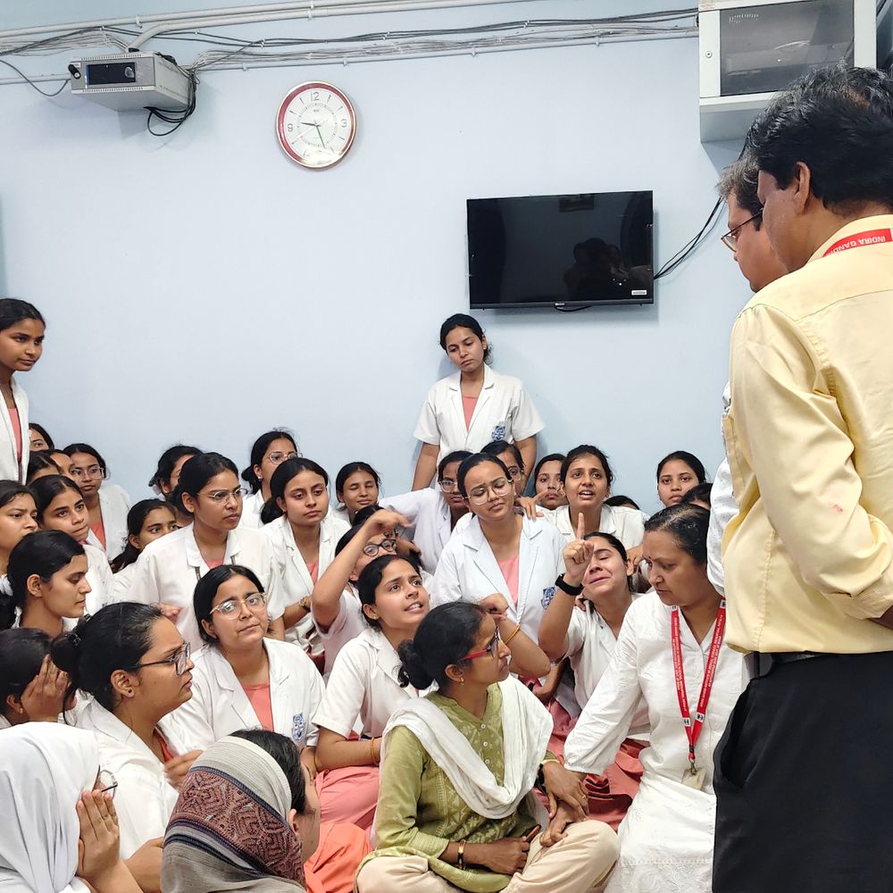IGIMS नर्सिंग कॉलेज में छात्राओं का हंगामा:प्रिंसिपल, वाइस प्रिंसिपल पर मानसिक प्रताड़ना का आरोप, बर्खास्तगी की मांग
