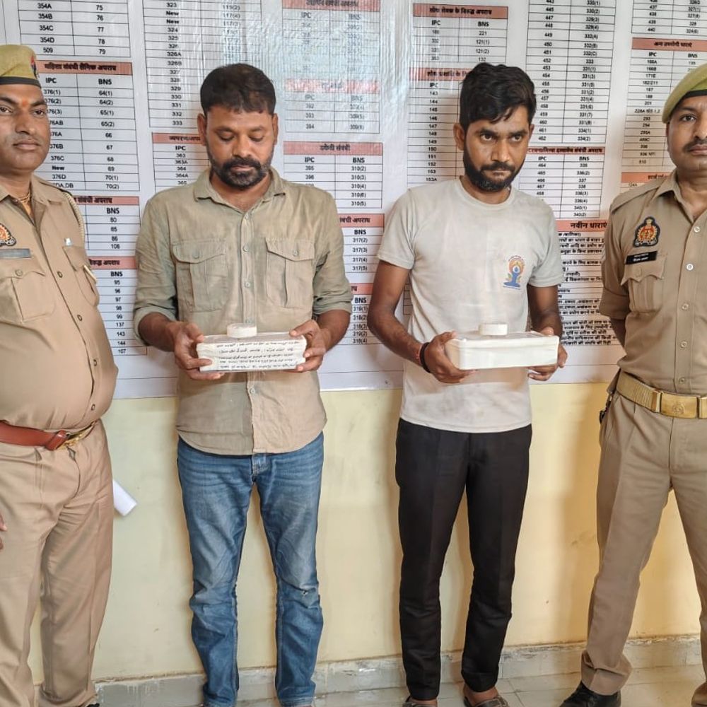 मथुरा में डकैती करने वाले दो आरोपी अरेस्ट:रैकी करने वाला भी पकड़ा गया, लूटा सामान और तमंचा बरामद