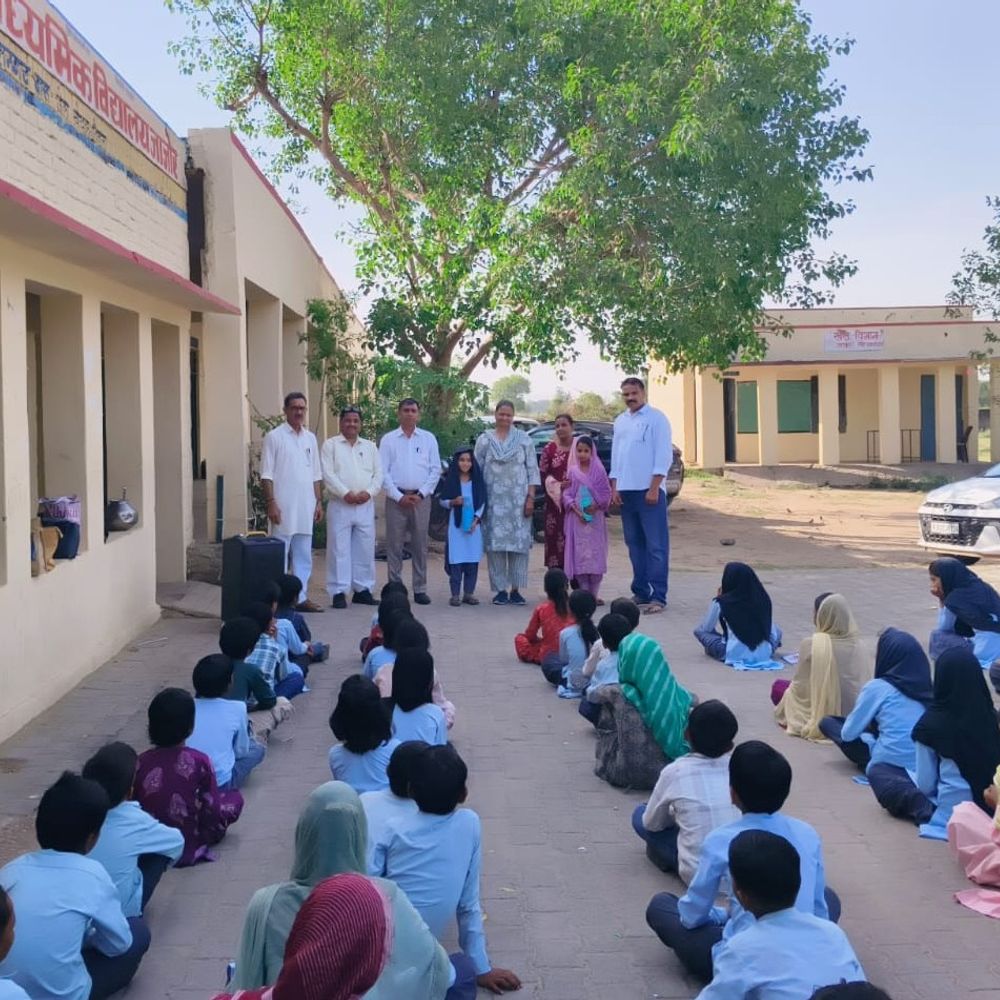 जाजोर गवर्नमेंट स्कूल में उपस्थिति बढ़ाने की पहल:टीचर देंगे हर माह 100 रुपये का नकद पुरस्कार, दो छात्राओं मिली पानी की बोतलें