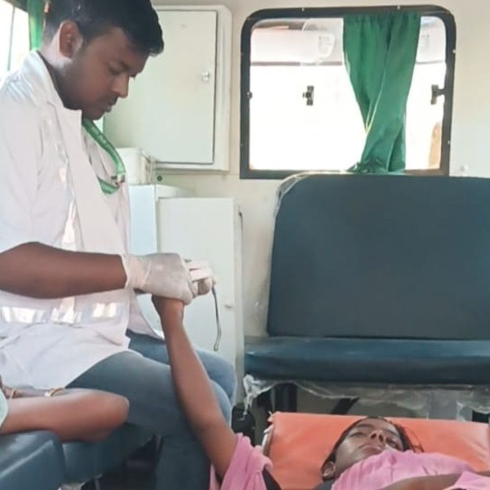 आकाशीय बिजली की चपेट में आने से मां-बेटी झुलसी:देवरिया में युवती की हालत गंभीर, मेडिकल कॉलेज में चल रहा इलाज