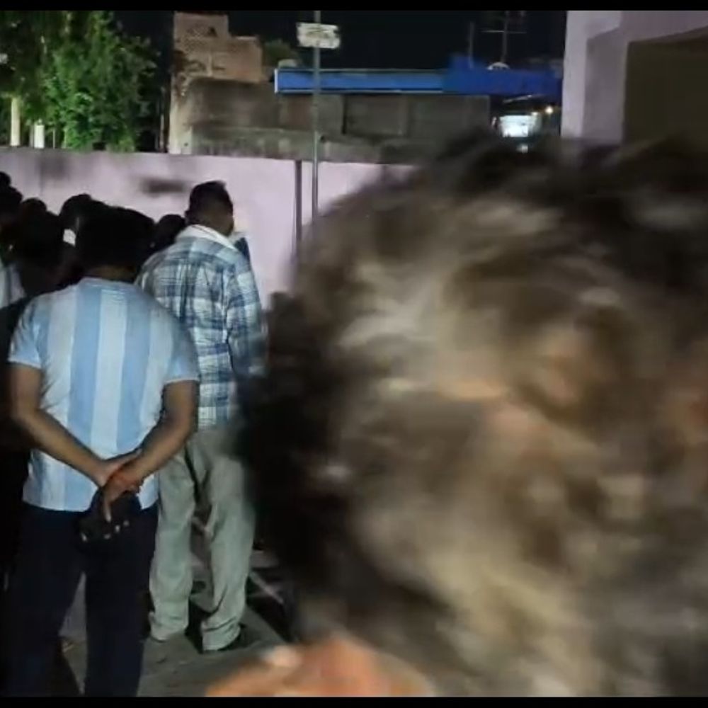 एटा में मैक्स-कैंटर टक्कर, दो की मौत:एक घायल, विधायक ने परिजनों को मदद का आश्वासन दिया