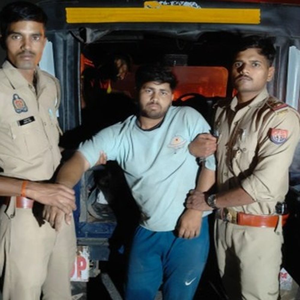मेरठ में पुलिस मुठभेड़ में 2 गौ तस्कर गिरफ्तार:पैर में गोली लगने से घायल, हथियार और गोकशी के उपकरण बरामद