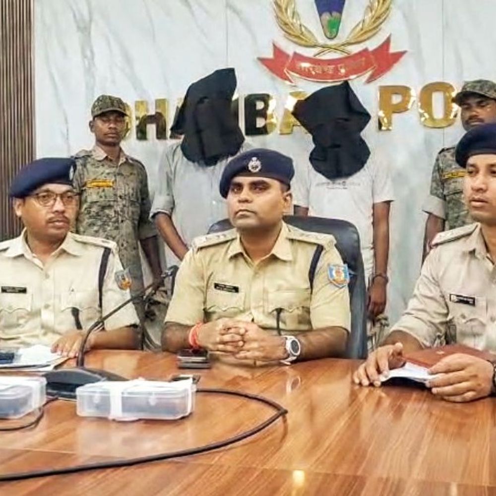 रेलवे यार्ड में गांजा तस्करी का खुलासा, दो गिरफ्तार:धनबाद पुलिस-आरपीएफ की संयुक्त कार्रवाई में नेटवर्क का खुलासा