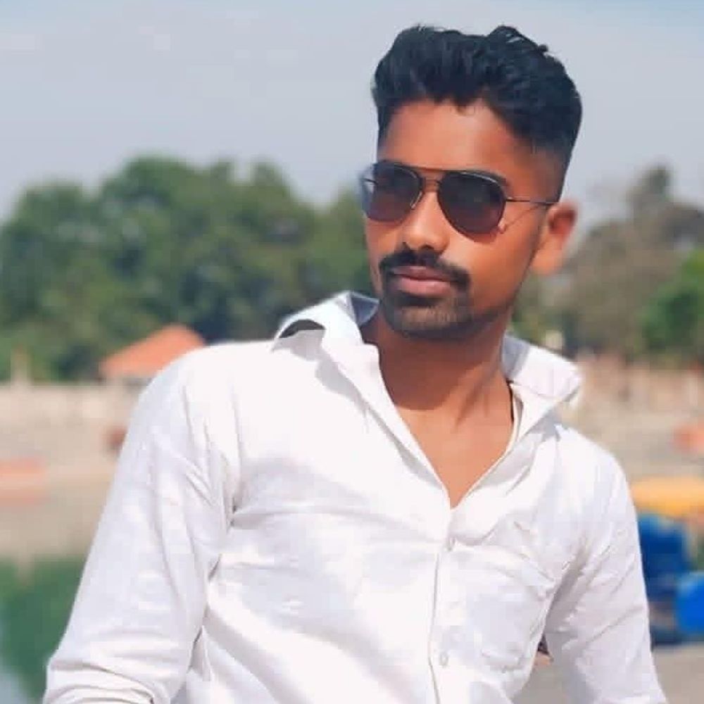 गोंडा में सड़क हादसे में युवक की मौत:मांगलिक कार्यक्रम से लौटते समय बाइक गड्ढे में गिरी, लखनऊ में इलाज के दौरान गई जान