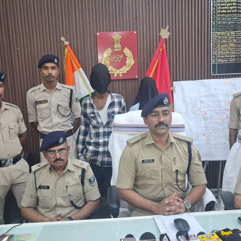 मुजफ्फरपुर रेलवे कॉलोनी चोरी का 24 घंटे में खुलासा:शातिर चोर गिरफ्तार; कीमती जेवरात, मोबाइल फोन और एक लेडीज पर्स बरामद
