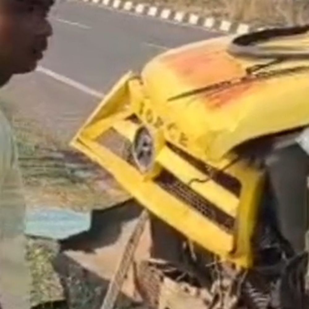 जहानाबाद बाईपास पर एंबुलेंस हादसे का शिकार:बालू लदे ट्रक ने मारी टक्कर, चालक-उपचालक गंभीर घायल, गया रेफर