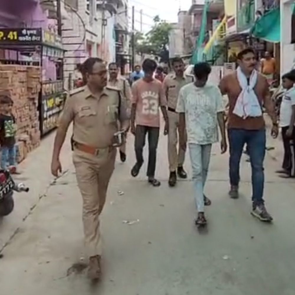 देवास में बाइक जलाने वाले तीन आरोपी सीहोर से गिरफ्तार:कचरा गाड़ी विवाद के बाद घर के बाहर खड़ी बाइक में लगाई थी आग