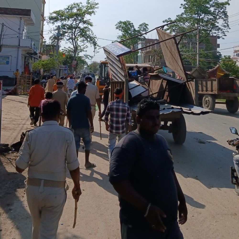 बेतिया में अतिक्रमणकारियों पर चला बुलडोजर:सर्विस लेन और नालों पर किए गए अवैध कब्जे हटाए, कार्रवारई के दौरान सुरक्षा बल तैनात