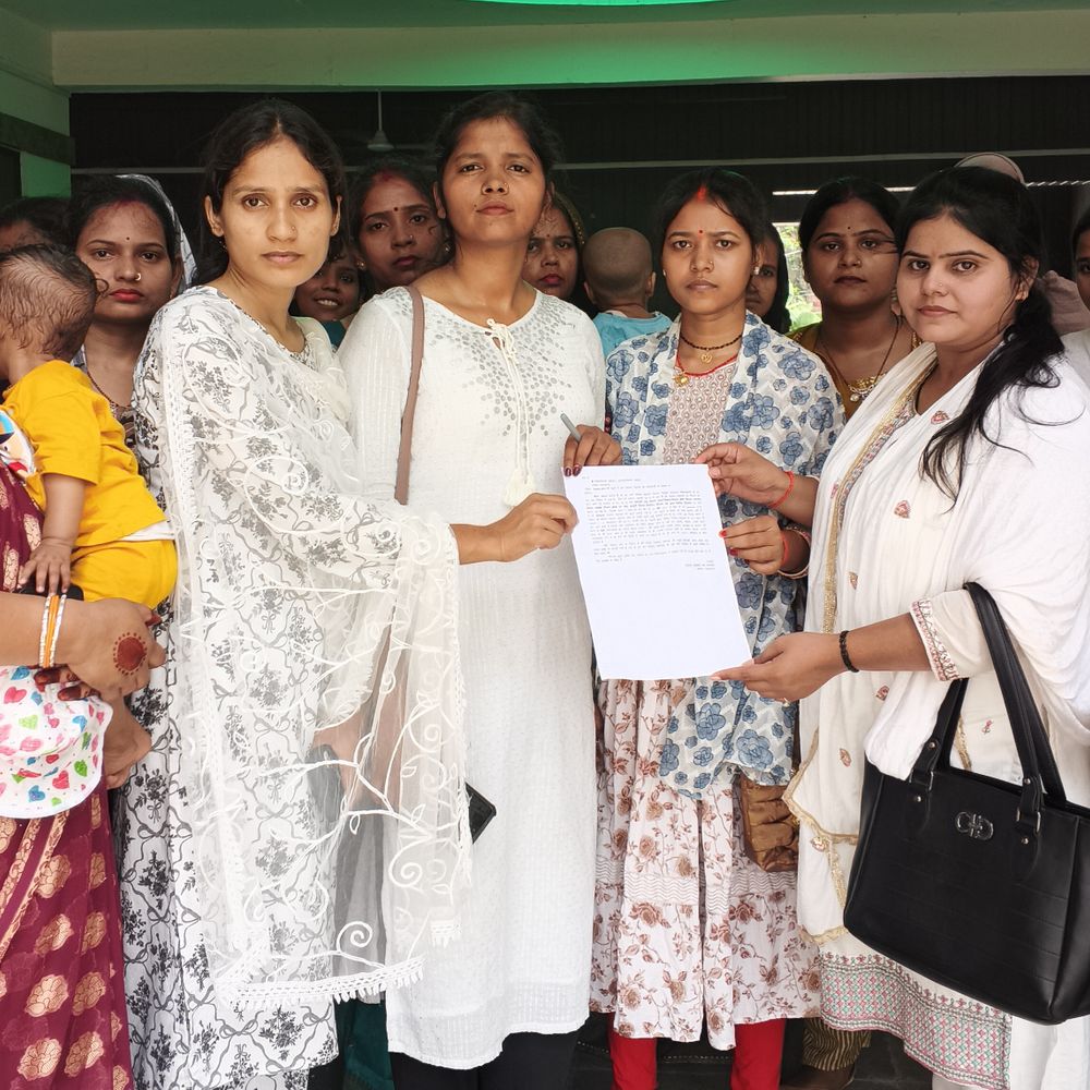 परतावल में जनगणना ड्यूटी में बदलाव की मांग:पंचायत सहायकों ने तहसीलदार को सौंपा ज्ञापन, यात्रा खर्च बढ़ने से आर्थिक स्थिति प्रभावित