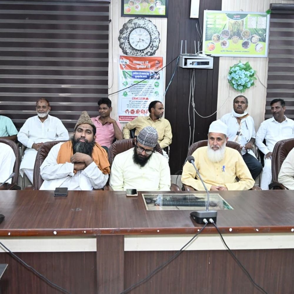 बकरीद पर प्रतिबंधित कुर्बानी, वीडियो अपलोड पर कार्रवाई की चेतावनी:संभल में पीस कमेटी बैठक, डीएम-एसपी ने मुस्लिम धर्मगुरुओं से बात की