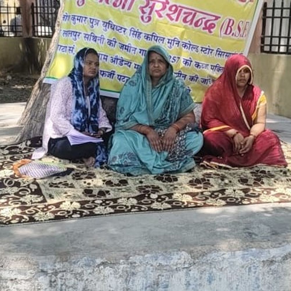 मैनपुरी में सैनिक की जमीन पर अवैध कब्जा:पत्नी परिवार संग धरने पर बैठी, सदर एसडीएम से लगाई न्याय की गुहार