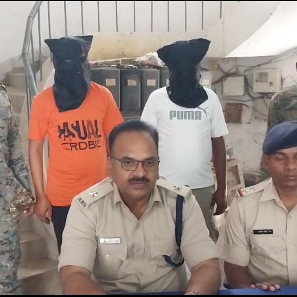 साढ़े बारह लाख की डकैती मामला, दो आरोपी गिरफ्तार:फरार चल रहे मुख्य इन्फॉर्मर और अभियुक्त भेजे गए जेल, मधुपुर में हुई थी घटना