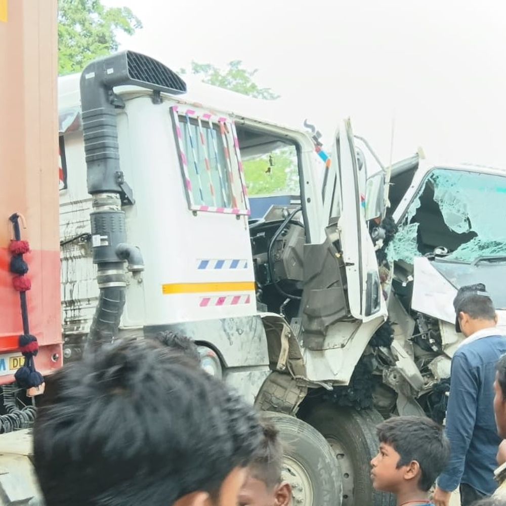 सहरसा में तेल टैंकर-ट्रक की टक्कर,12 घंटे रहा ट्रैफिक जाम:भपटिया चकला के पास हादसा,2 लोग घायल; प्राइवेट अस्पताल में चल रहा इलाज