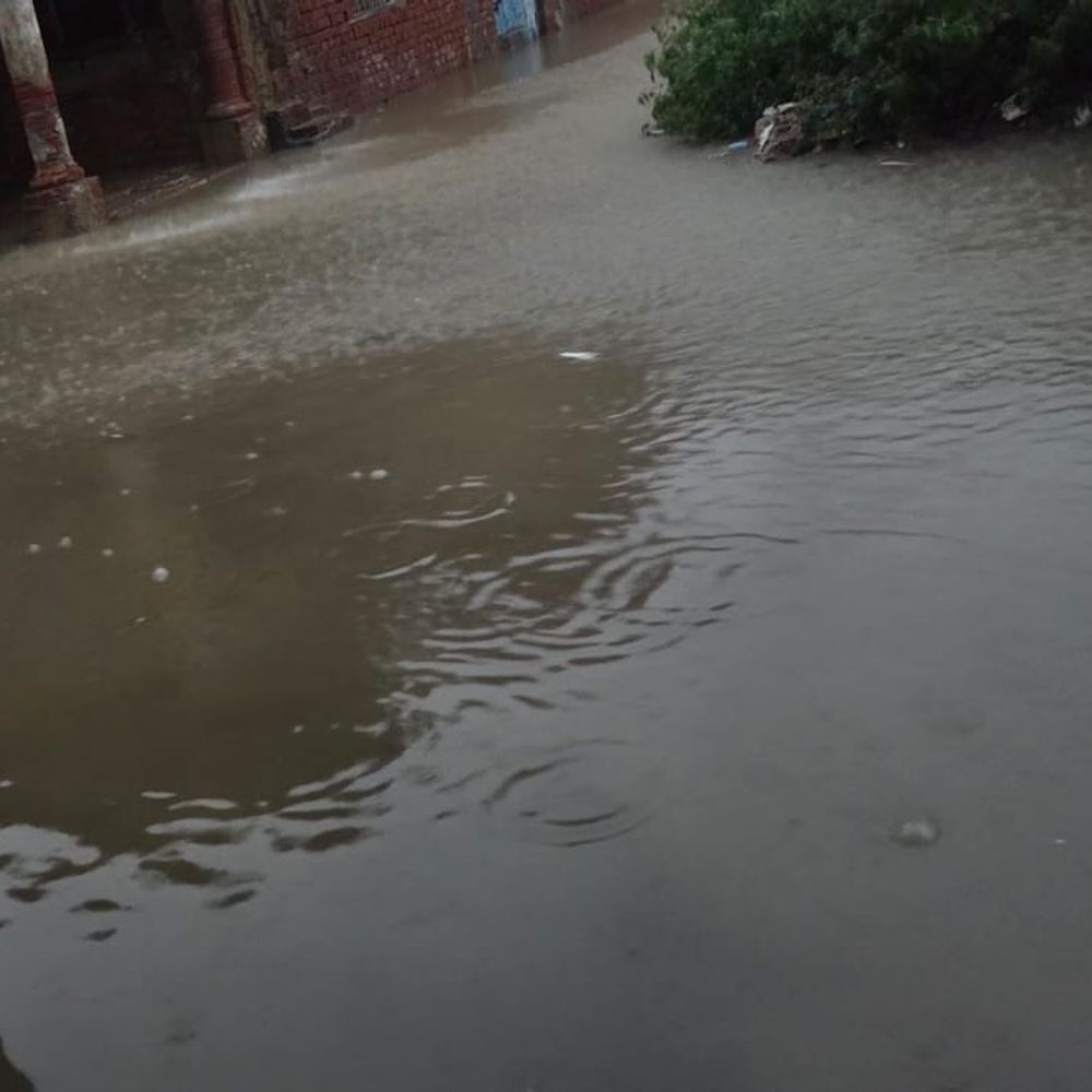 फर्रुखाबाद में तेज हवा के साथ बारिश:शहर और देहात में बिजली गुल, किसानों को चिंता