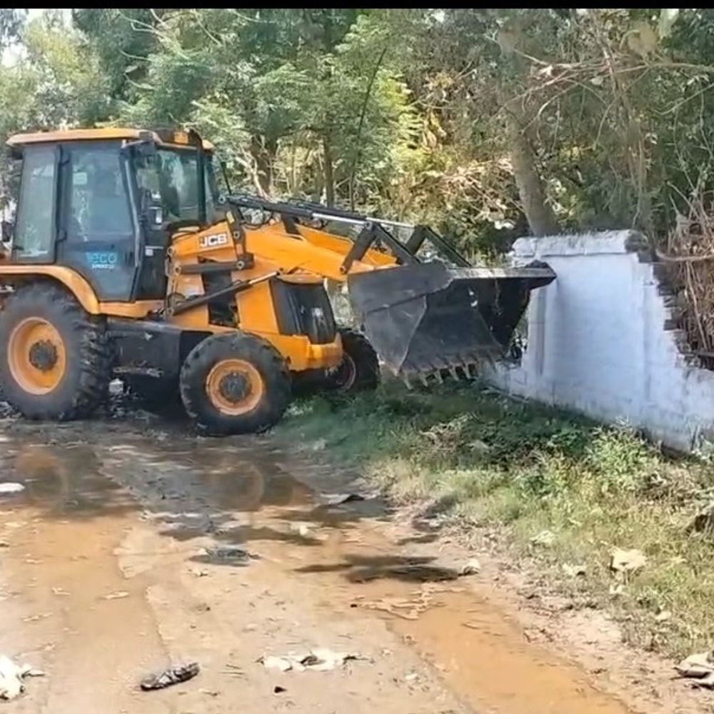 बहराइच में सरकारी भूमि से हटाए गए अवैध कब्जे:कब्रिस्तान की दीवार समेत पांच ग्रामीणों के निर्माण ध्वस्त