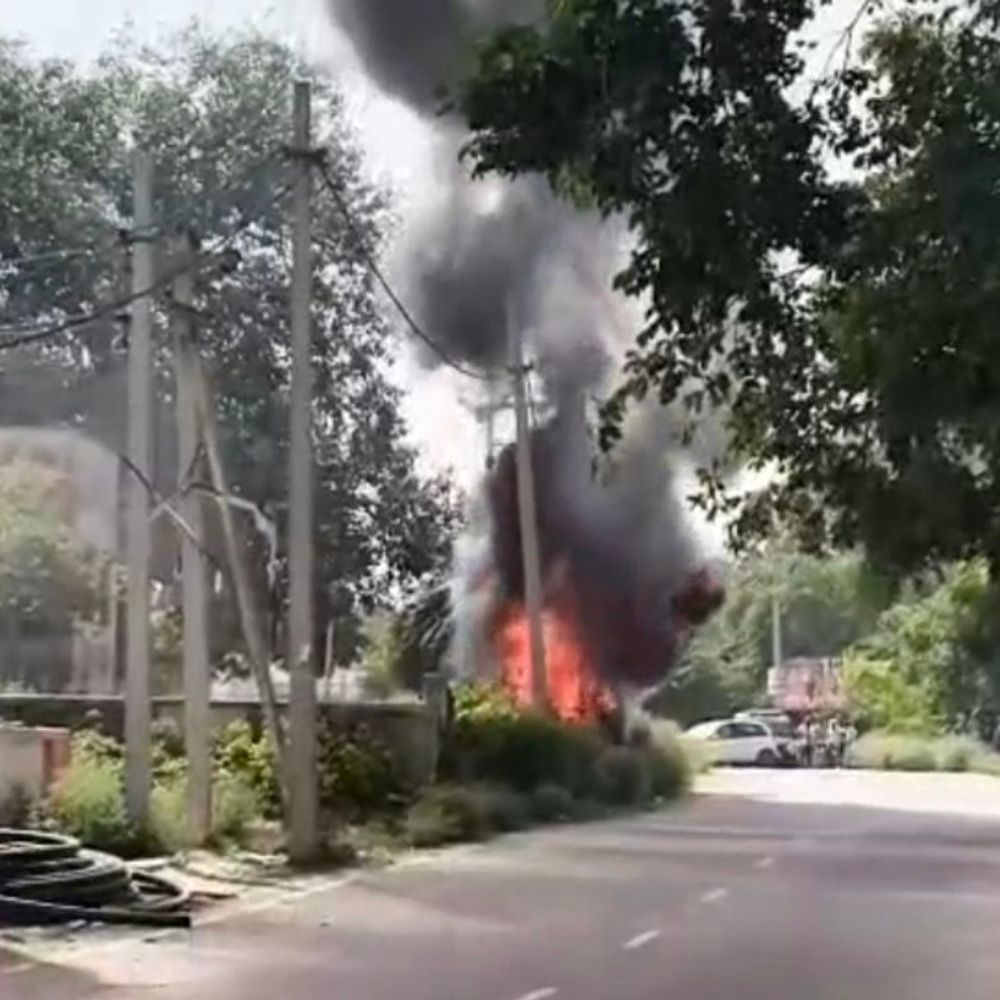 हरदोई में ट्रांसफार्मर में लगी भाषण आग, VIDEO:100 घरों की बिजली गुल, एक घंटे में आग पर पाया काबू