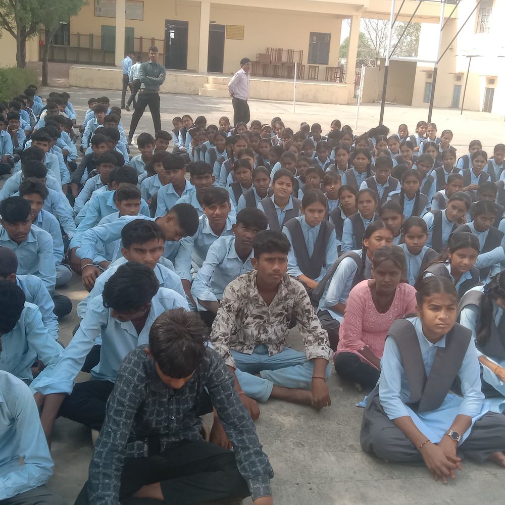 सराड़ी स्कूल में आयुर्वेद-योग जागरूकता कार्यक्रम:300 छात्रों को स्वस्थ रहने के टिप्स, स्क्रीन टाइम कम करने और ऋतुचर्या की दी जानकारी