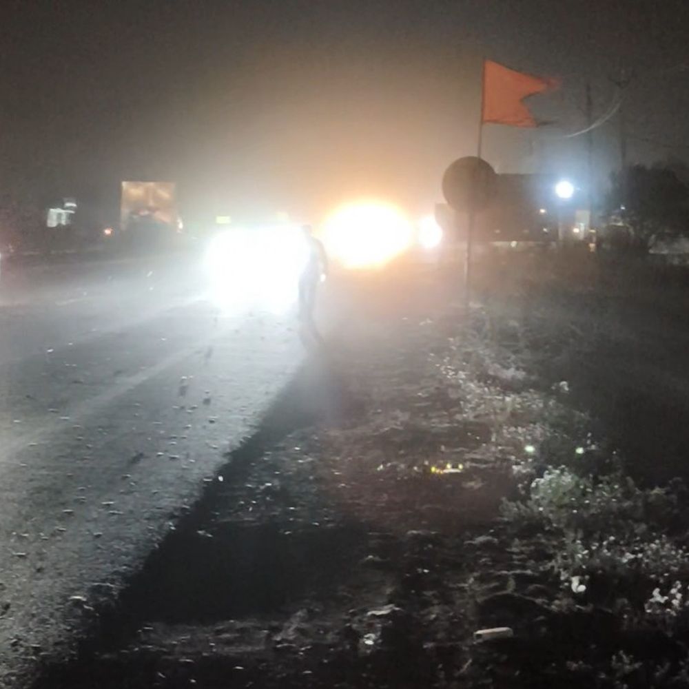 देवास में रात 8 बजे धूल भरी आंधी चली:तेज हवा से बिजली गुल, डीपी फॉल्ट बढ़े, बाइक सवार परेशान हुए