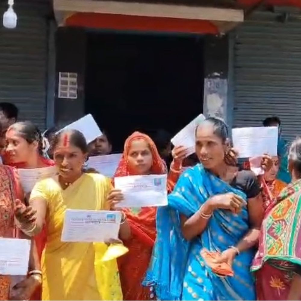 ठाकुरगंज में फाइनेंस कंपनी सैकड़ों का पैसा लेकर फरार:लोन दिलाने के नाम पर अवैध वसूली-ठगी का आरोप, महिलाओं का प्रोटेस्ट
