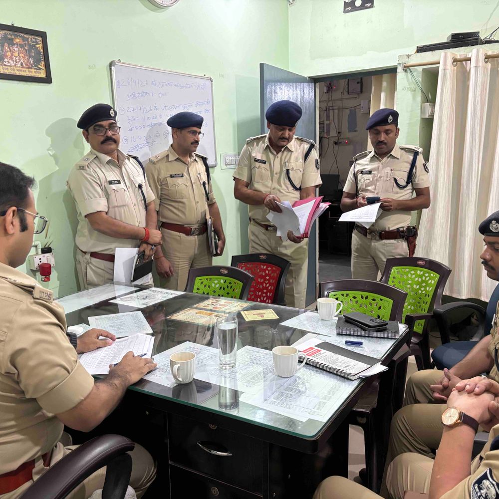 मोतिहारी में SP का औचक निरीक्षण:लापरवाह IO पर सख्त एक्शन, एक सस्पेंड-दो का वेतन रोका, जांच तेज करने का निर्देश