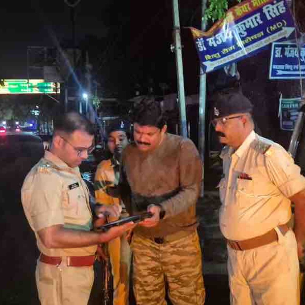 मोतिहारी एसपी ने आधी रात गश्ती व्यवस्था जांची:डायल 112 वाहनों का किया निरीक्षण, पुलिस महकमे में सक्रियता बढ़ी