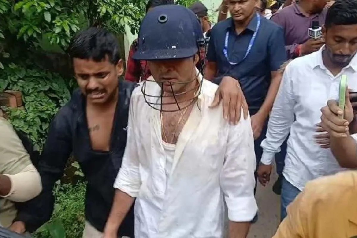जब पब्लिक ने शर्ट खींचकर पीटा और अंडे फेंके तो थोड़ी देर सन्न रह गए अभिषेक बनर्जी, वीडियो में देखें कैसा रहा मंजर?